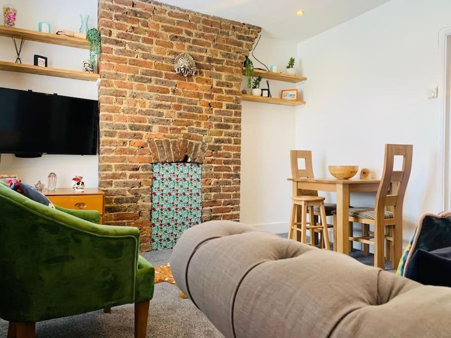 Funky 2 Bedroom Apartment In Town Centre Гастінгс Екстер'єр фото